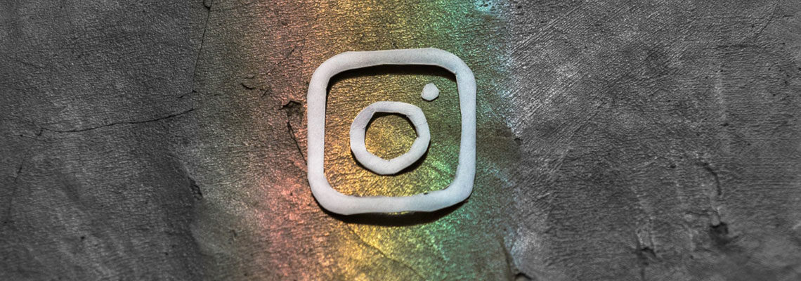 Photo du logo instagram revisité avec des couleurs arc-en-ciel