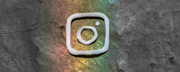 Photo du logo instagram revisité avec des couleurs arc-en-ciel